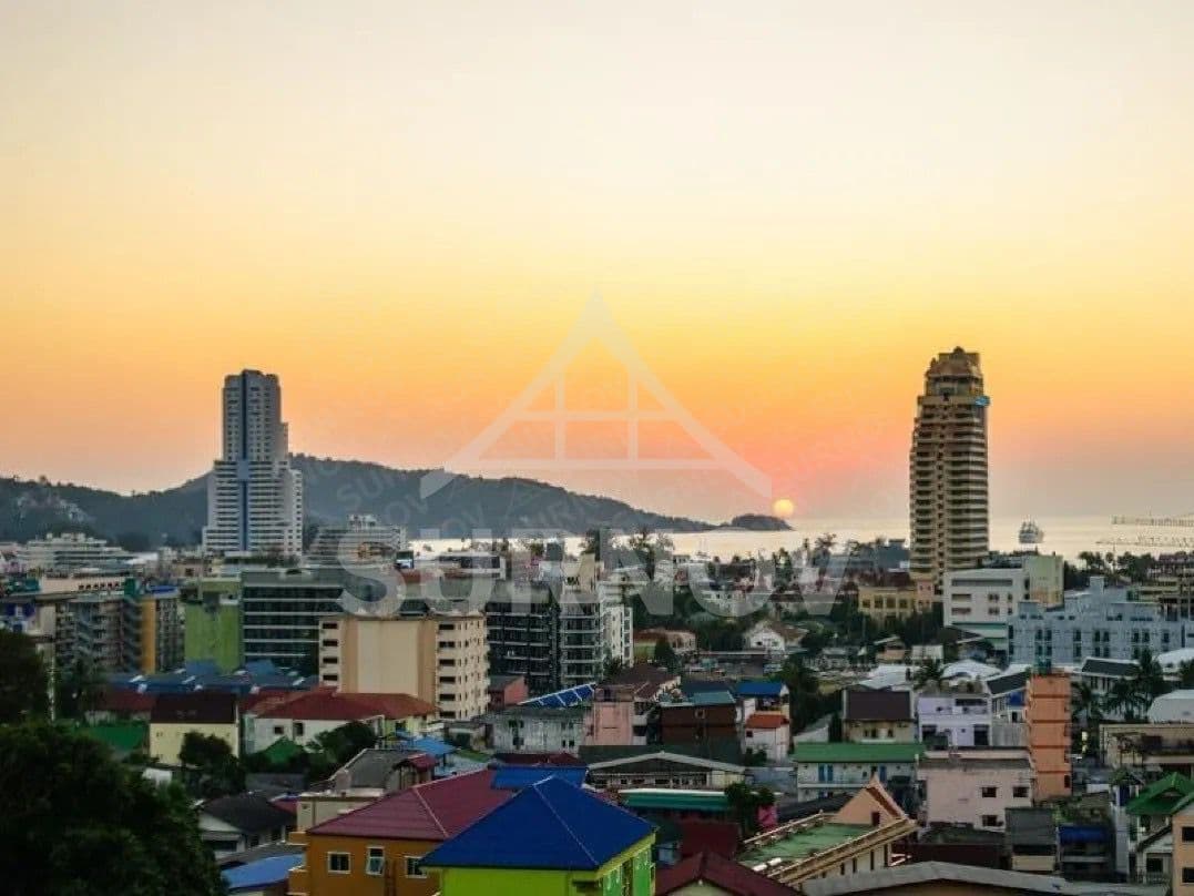2-bedrooms Common Pool Condo on Patong