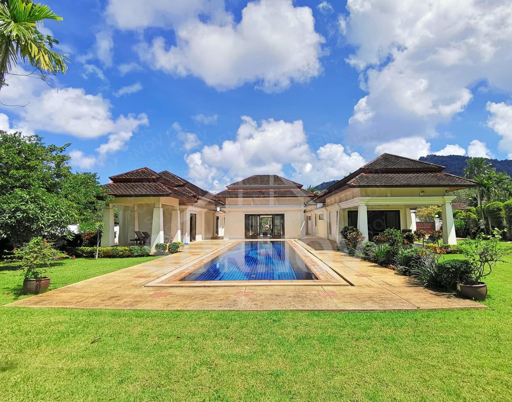 5-bedrooms Private Pool Villa on Thalang